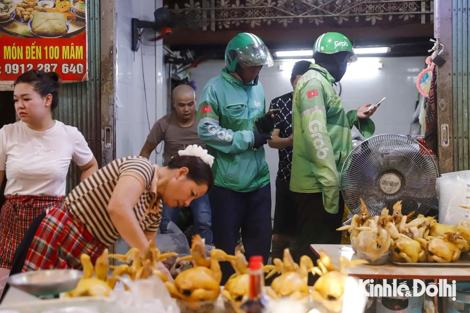 Người dân Hà Nội hối hả mua sắm mâm cúng ngày rằm tháng 7