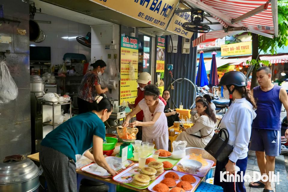 Người dân Hà Nội hối hả mua sắm mâm cúng ngày rằm tháng 7