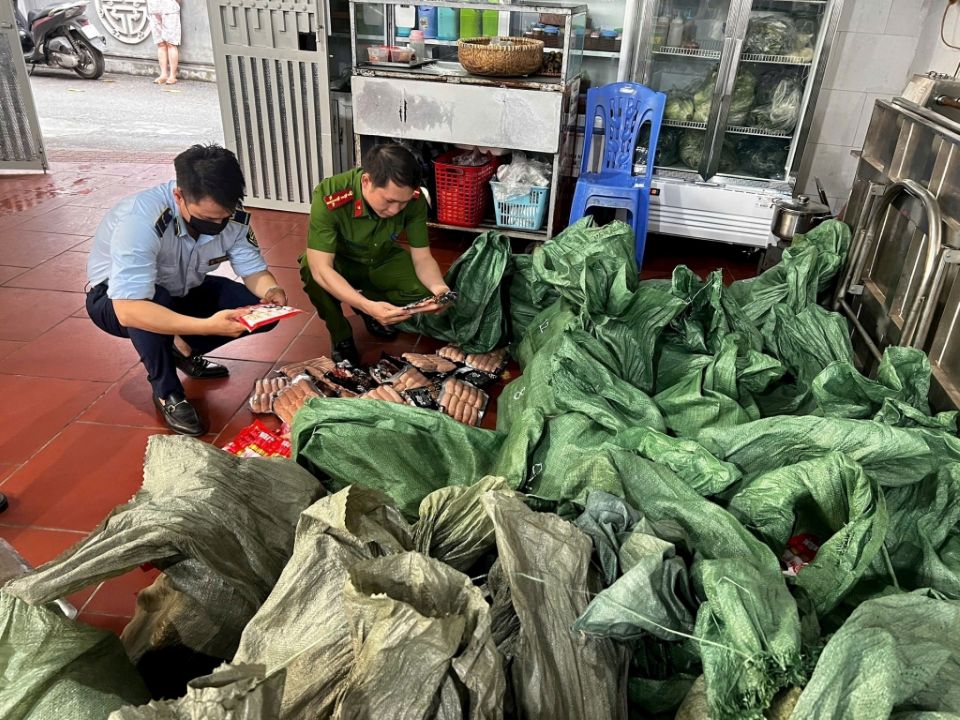 Hà Nội: Thu giữ gần 1 tấn xúc xích, lạp xưởng nhập lậu