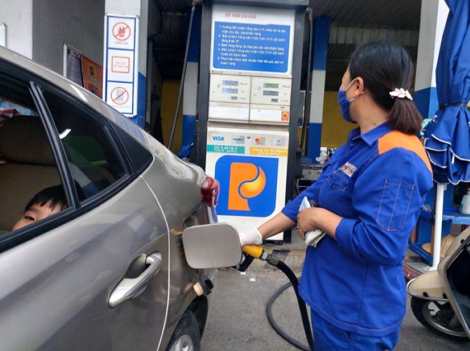 Giá xăng giảm nhẹ, RON 95 ở mức 20.400 đồng/lít 