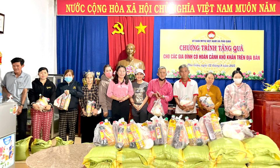 Ủy ban MTTQ Việt Nam xã Phú Giáo trao 40 phần quà hỗ trợ hộ nghèo, cận nghèo và hộ khó khăn