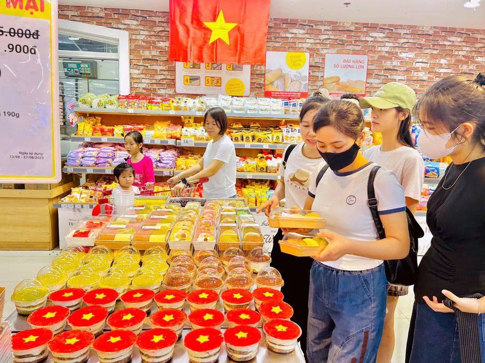 Siêu thị giảm giá khủng kích cầu tiêu thụ hàng Việt