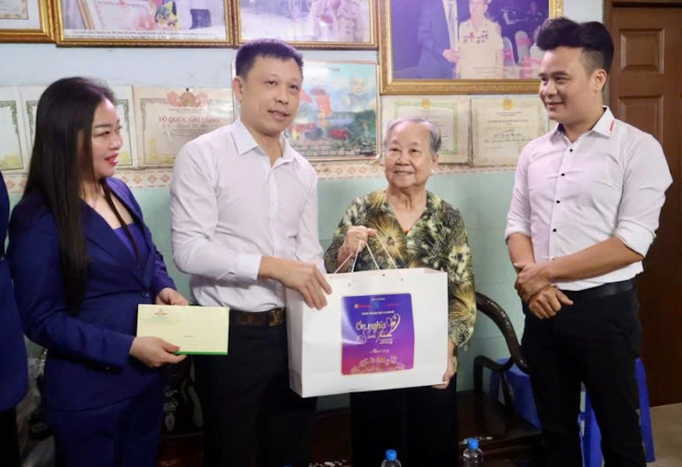 "Ơn nghĩa sinh thành 2025": Nối dài yêu thương đến các Mẹ Việt Nam Anh hùng, người có hoàn cảnh khó khăn tại TP Hồ Chí Minh