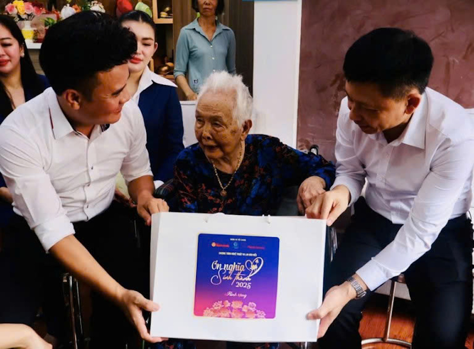 "Ơn nghĩa sinh thành 2025": Nối dài yêu thương đến các Mẹ Việt Nam Anh hùng, người có hoàn cảnh khó khăn tại TP Hồ Chí Minh