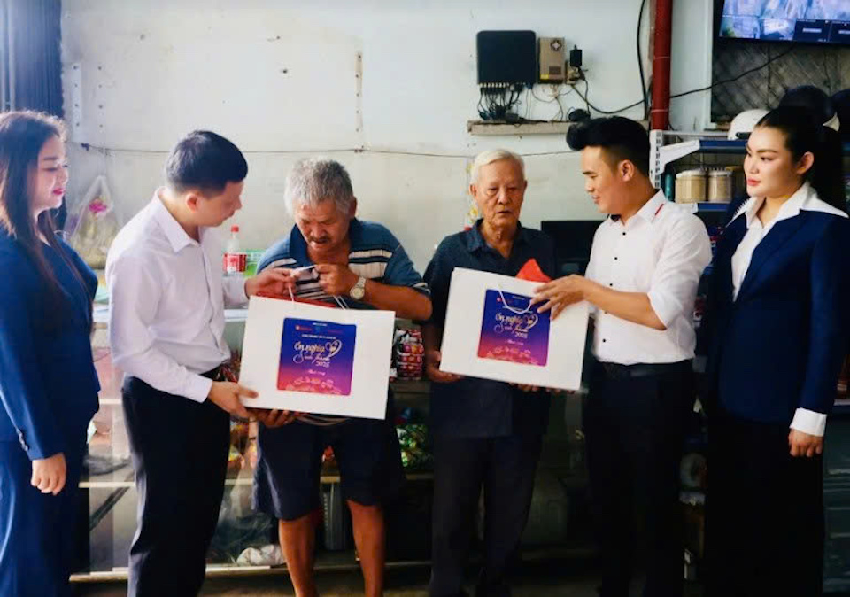 "Ơn nghĩa sinh thành 2025": Nối dài yêu thương đến các Mẹ Việt Nam Anh hùng, người có hoàn cảnh khó khăn tại TP Hồ Chí Minh