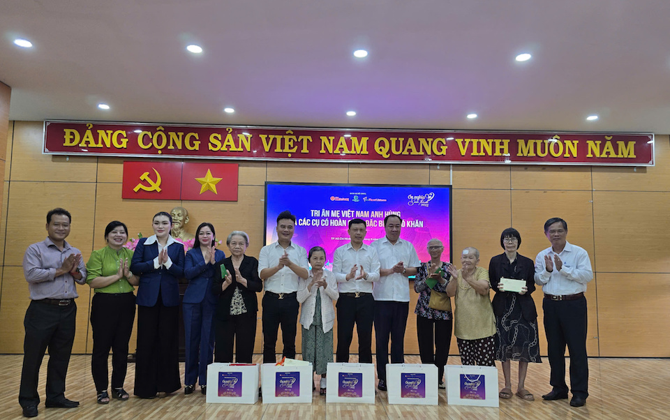 "Ơn nghĩa sinh thành 2025": Nối dài yêu thương đến các Mẹ Việt Nam Anh hùng, người có hoàn cảnh khó khăn tại TP Hồ Chí Minh