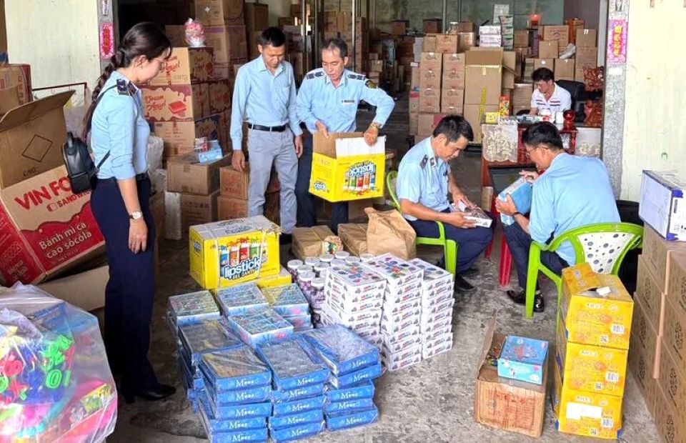 Siết quản lý, tăng nặng mức xử phạt hàng giả