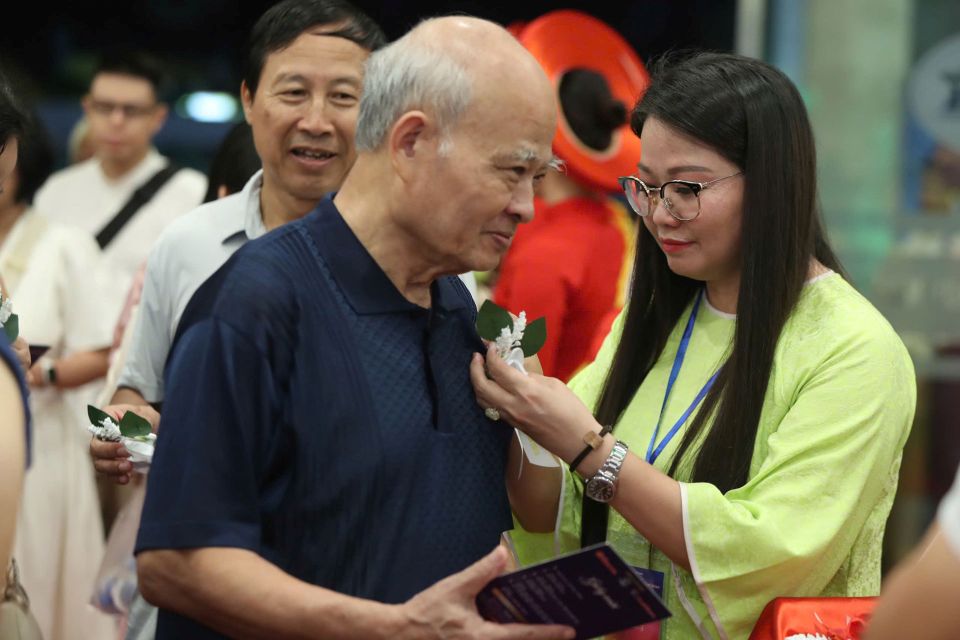 Xúc động nghi thức “Bông hồng cài áo” tại Chương trình “Ơn nghĩa sinh thành” 2025