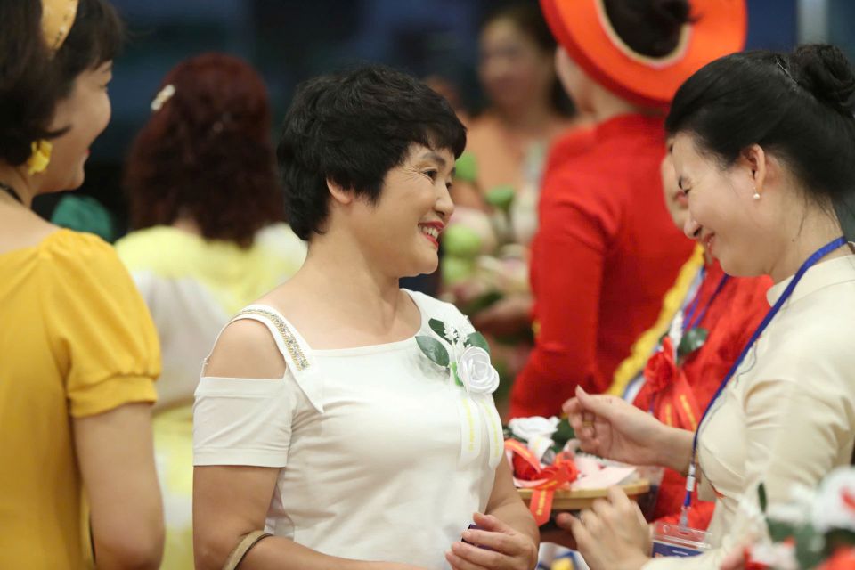 Xúc động nghi thức “Bông hồng cài áo” tại Chương trình “Ơn nghĩa sinh thành” 2025