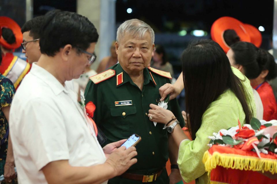 Xúc động nghi thức “Bông hồng cài áo” tại Chương trình “Ơn nghĩa sinh thành” 2025