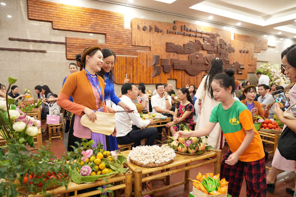 Chương trình “Ơn nghĩa sinh thành 2025”: đại biểu, khán giả hào hứng trải nghiệm “Không gian trở về bên mẹ”