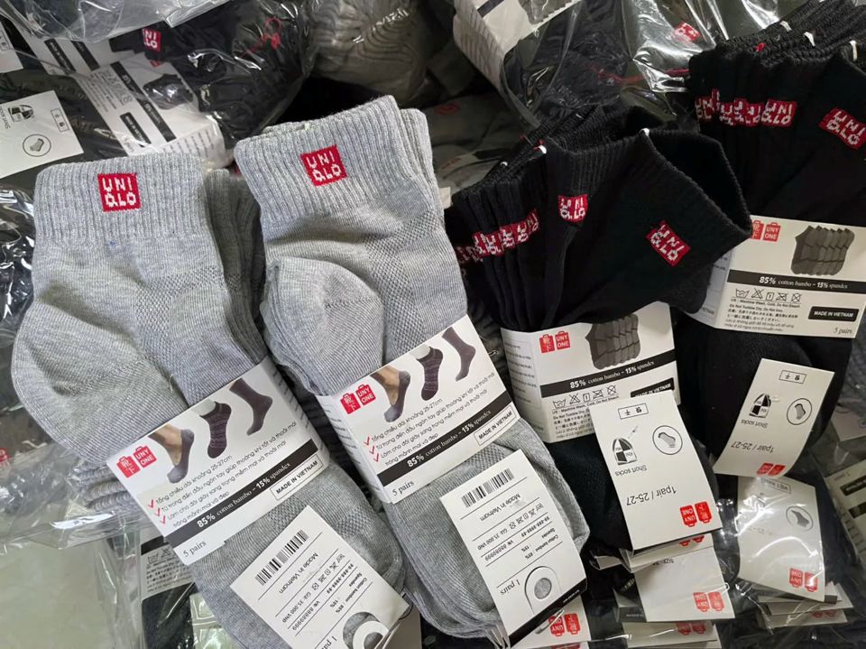 Phát hiện và thu giữ hàng chục nghìn đôi tất giả mạo nhãn hiệu UNIQLO, NIKE