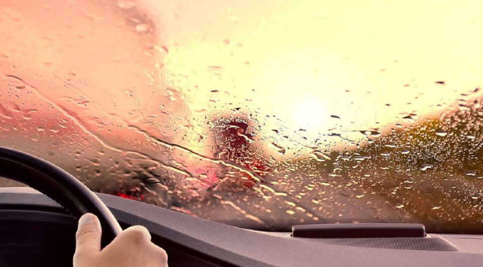 Lái xe ô tô dưới trời mưa lớn kèm sấm sét cần lưu ý điều gì để an toàn?