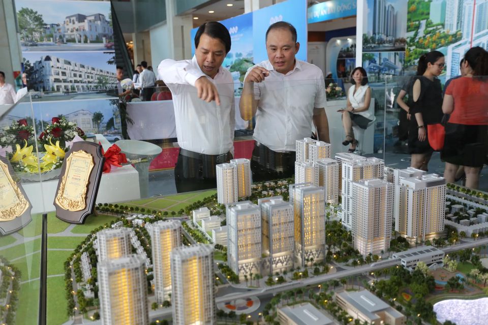 Tăng lãi suất tiền gửi ngân hàng: Những nguy cơ cho thị trường bất động sản