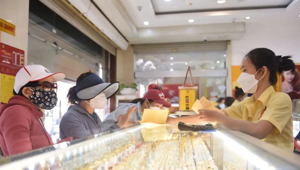 Nhà đầu tư “mắc kẹt” giữa cơn sốt giá vàng chưa từng có, chuyên gia cảnh báo gì?