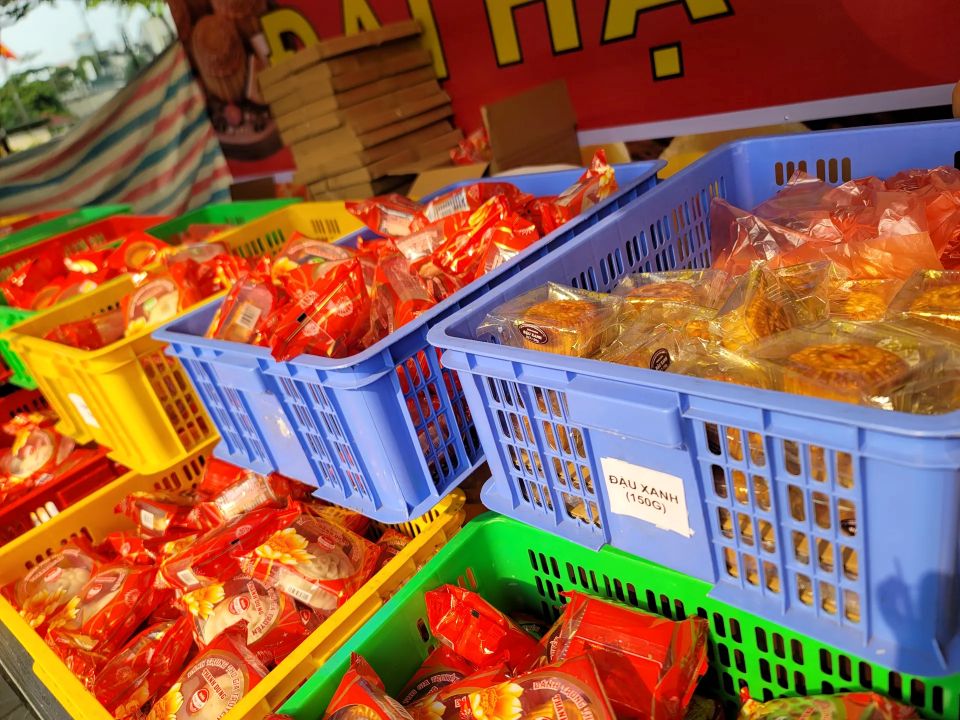 “Đại hạ giá” bánh Trung thu: Khi người bán nóng ruột, người mua lạnh lòng