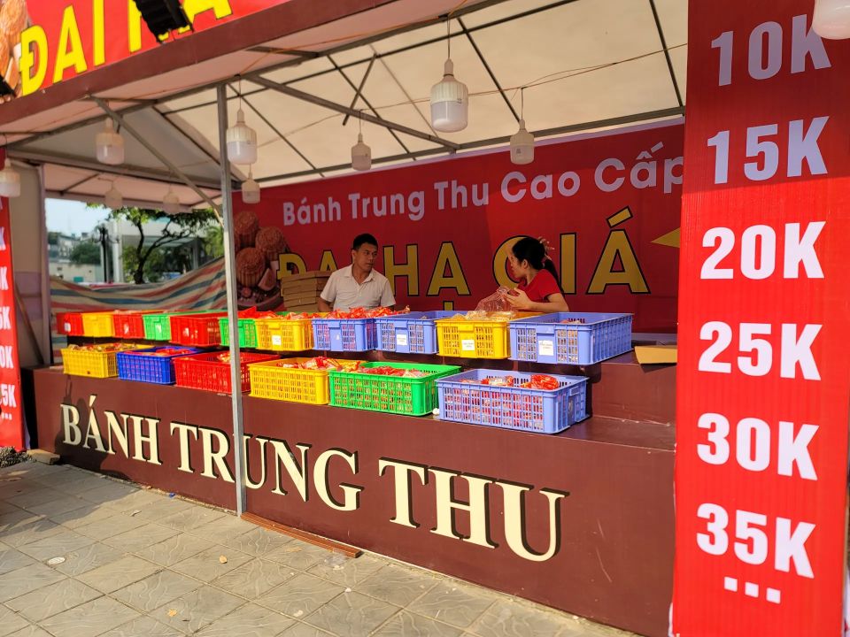 “Đại hạ giá” bánh Trung thu: Khi người bán nóng ruột, người mua lạnh lòng