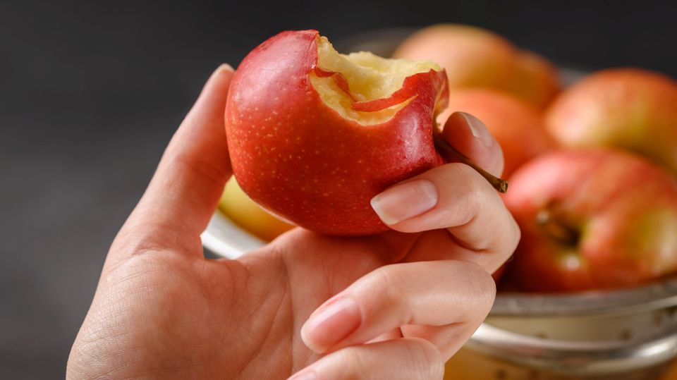 Ăn một quả táo trước khi ngủ có tốt cho sức khỏe?