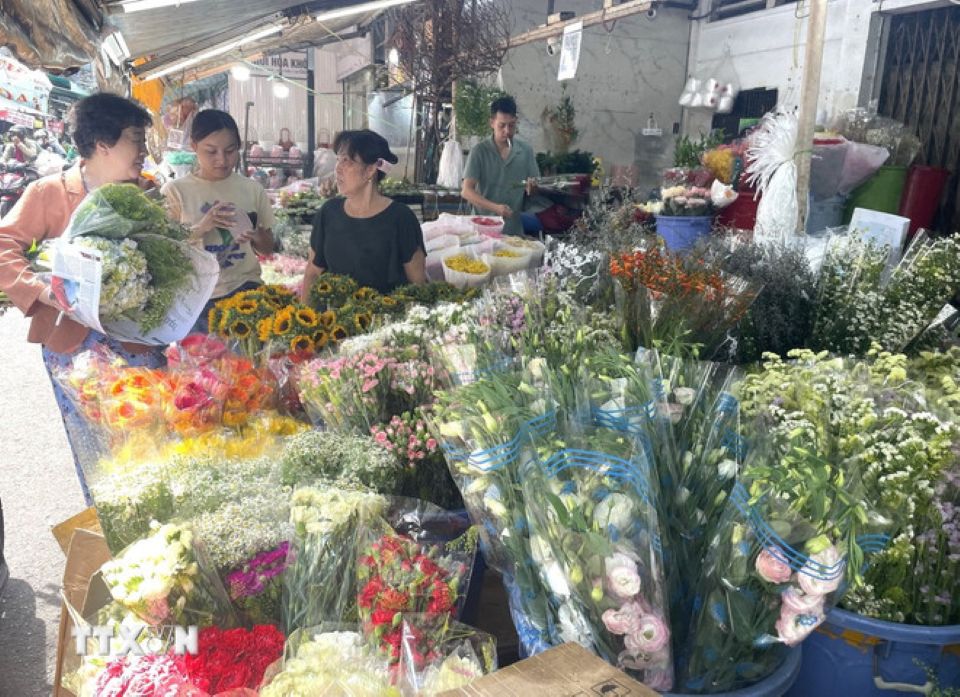 Thị trường 20/10: Giá hoa tăng cao, quà tặng "xanh" lên ngôi