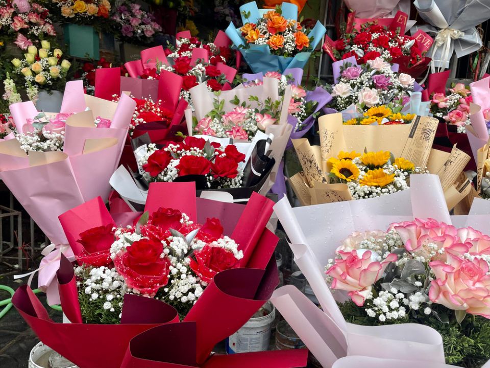 Thị trường 20/10: Giá hoa tăng cao, quà tặng "xanh" lên ngôi