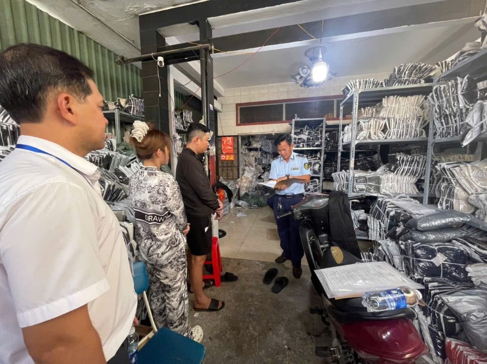 TP Hồ Chí Minh: Phát hiện 1.500 chiếc áo khoác không có nhãn mác, không rõ nguồn gốc