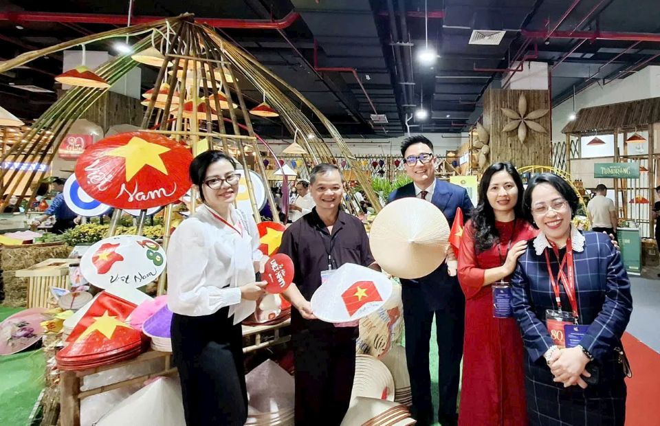 Sáng nay (24/10) diễn ra Tọa đàm “Phát triển làng nghề Hà Nội gắn với xây dựng thương hiệu sản phẩm OCOP”