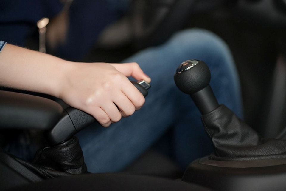 Những sai lầm tai hại khiến phanh xe ô tô nhanh hỏng