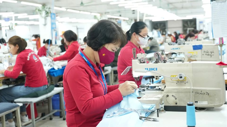 Tăng lương tối thiểu từ 2026: giải pháp quan trọng bảo đảm mức sống tối thiểu