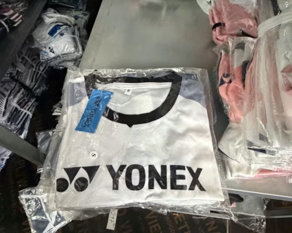Phát hiện cơ sở may mặc sản xuất hơn 16.000 sản phẩm giả nhãn hiệu YONEX tại Hà Nội