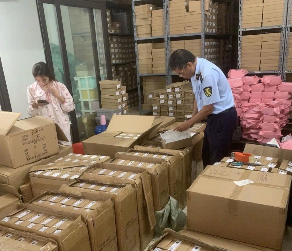 Phát hiện kho hàng 'khủng' kinh doanh hàng giả thương hiệu ZARA tại Hà Nội