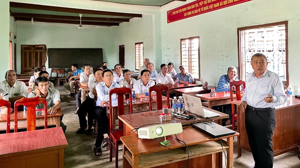 Nông dân Gia Lai nâng cao hiệu quả từ việc bón phân cho rừng trồng cây keo lai