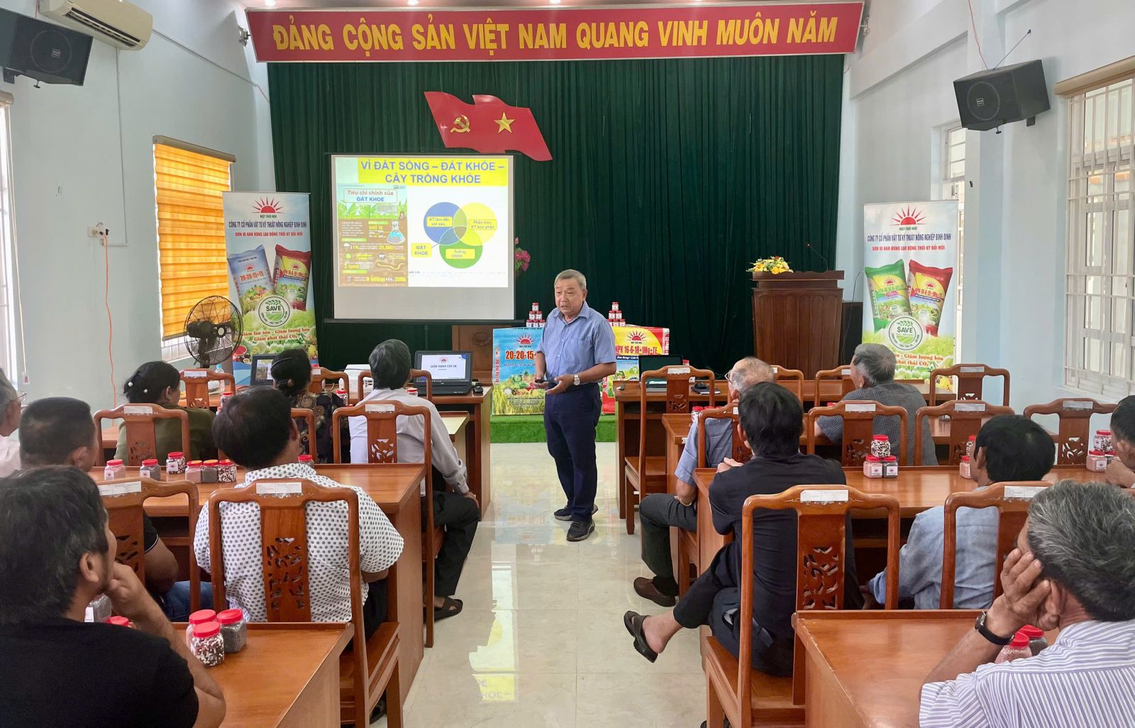 Nông dân Gia Lai nâng cao hiệu quả từ việc bón phân cho rừng trồng cây keo lai