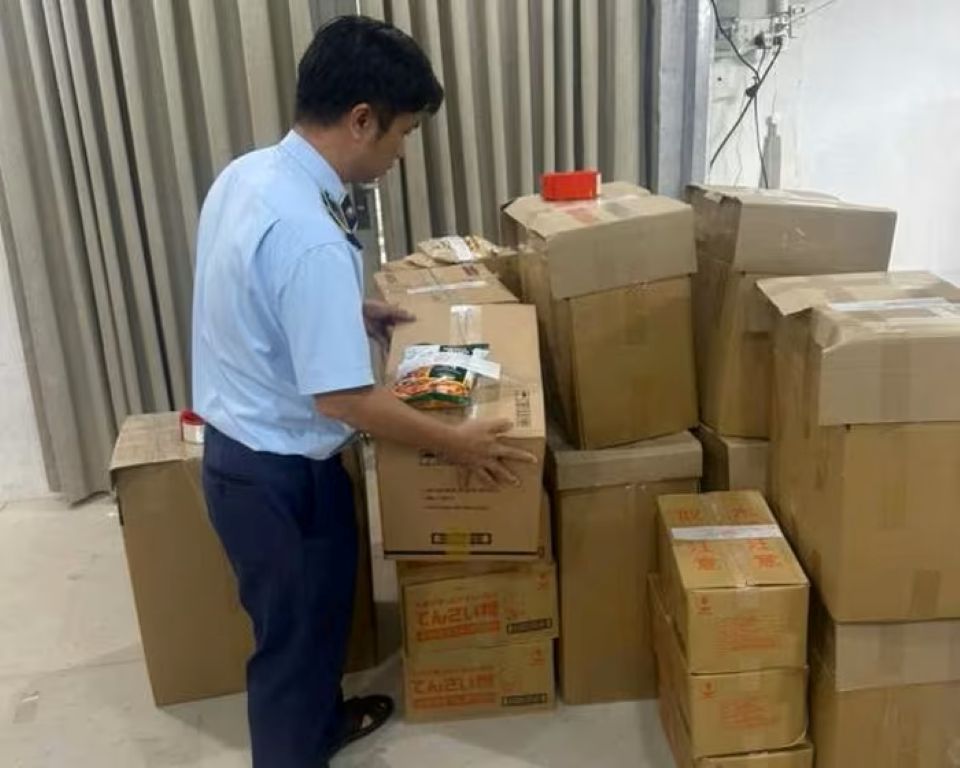 TP Hồ Chí Minh phát hiện hơn 1.000 sản phẩm thực phẩm không rõ xuất xứ