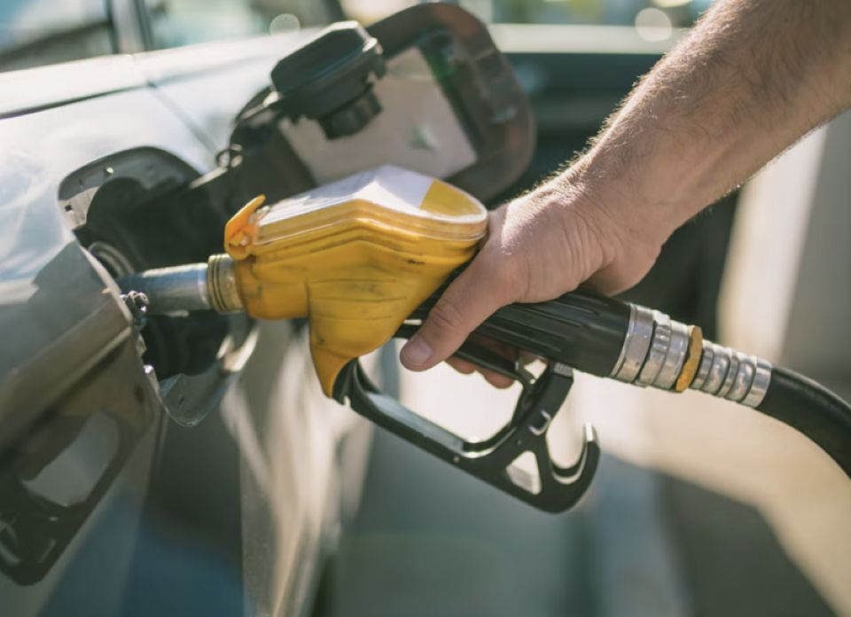 Giá xăng bật tăng trở lại, RON 95 ở mức 20.488 đồng/lít