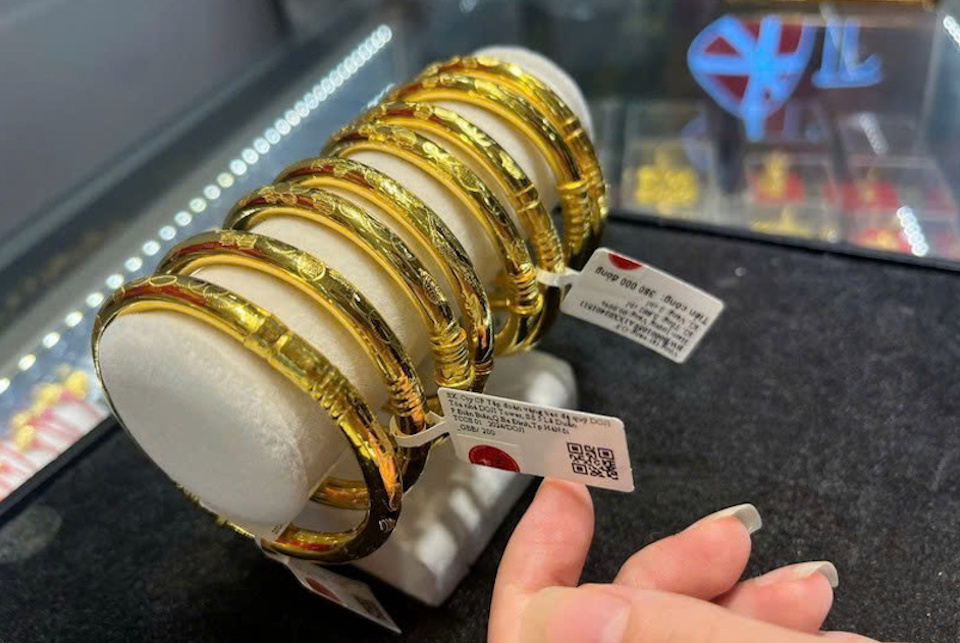 Giá vàng ngày 2/11/2025: SJC biến động nhẹ, vàng thế giới giảm 1%