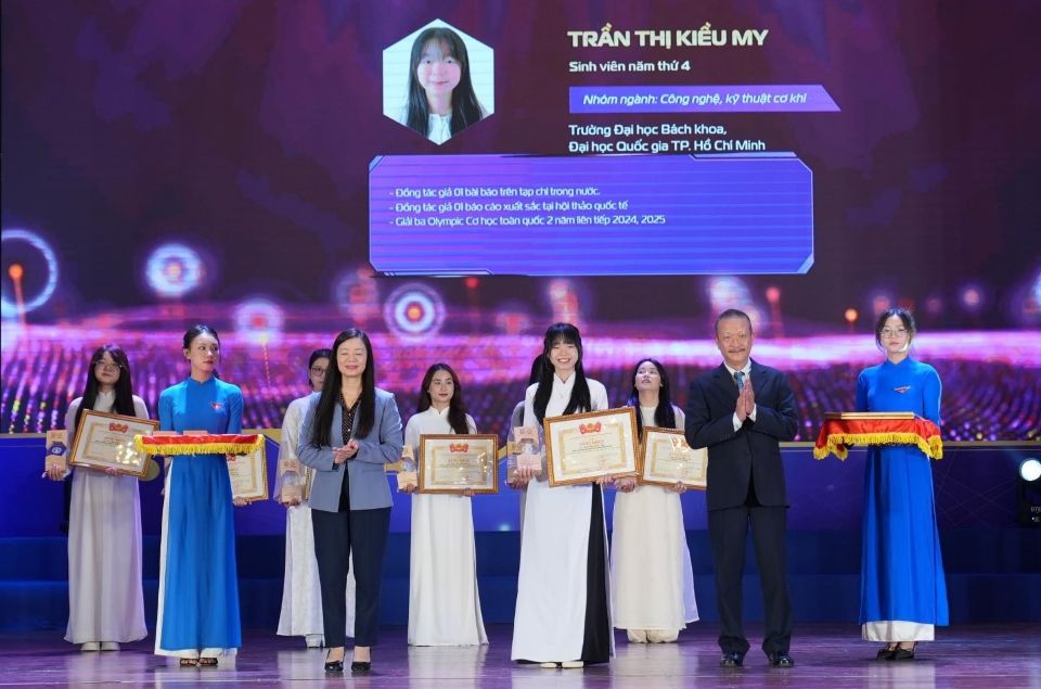 Từ xưởng cơ khí đến phòng lab: Khi những nữ sinh Khoa học Công nghệ viết nên định nghĩa mới về “bền đam mê”