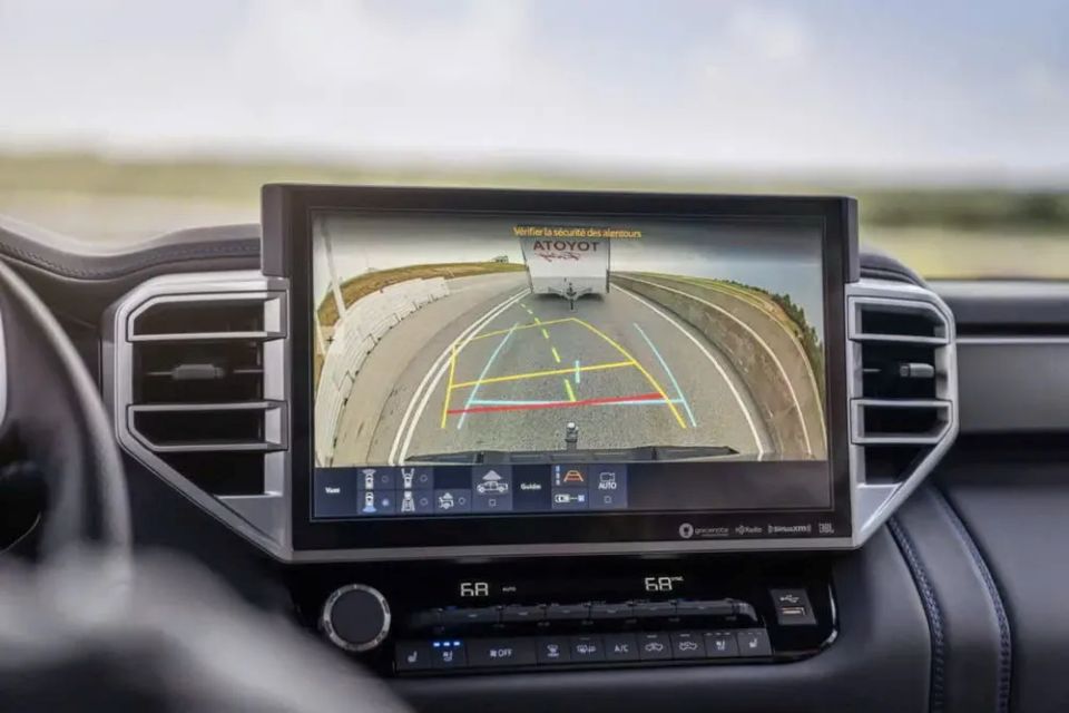 Triệu hồi hơn 1 triệu xe Toyota do camera lùi bị đứng hình