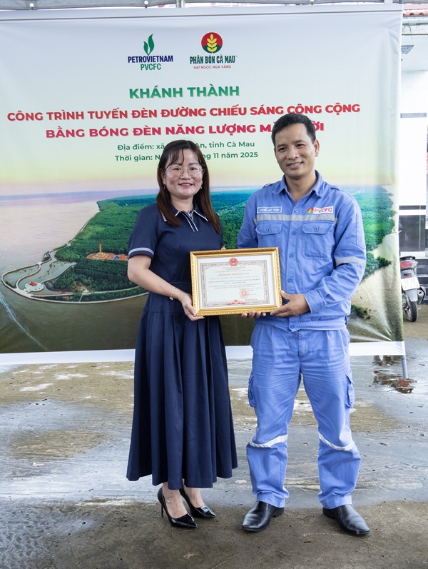 PVCFC tài trợ tuyến đèn năng lượng mặt trời thắp sáng nông thôn Cà Mau