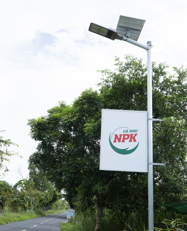 PVCFC tài trợ tuyến đèn năng lượng mặt trời thắp sáng nông thôn Cà Mau