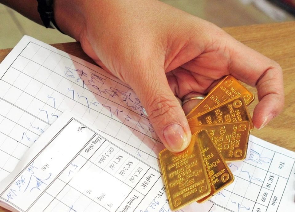 Giá vàng ngày 13/11/2025: Vàng trong nước giảm sốc, thế giới lại tăng vọt