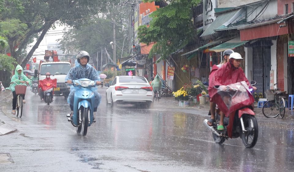 Thời tiết ngày 21/11/2025: Bắc Bộ giảm mưa, Trung Bộ tiếp tục mưa to đến rất to