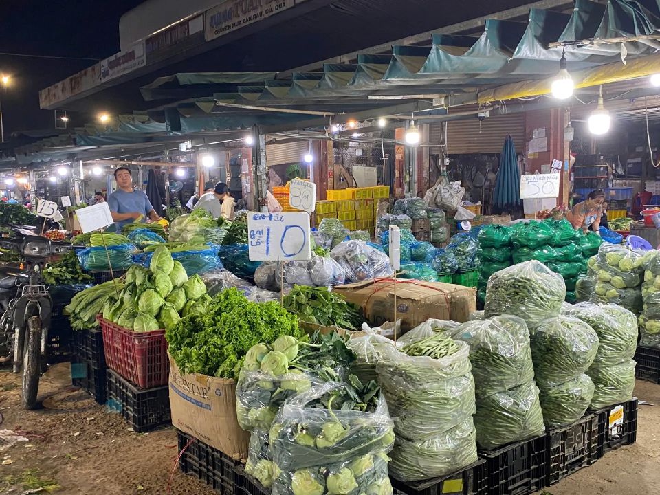 TP Hồ Chí Minh có nguy cơ thiếu rau xanh do mưa, lũ
