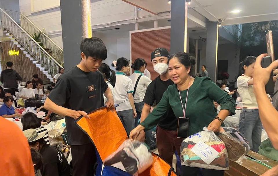 "Núi hàng" Nhà Văn hóa Thanh niên TP Hồ Chí Minh lên xe hướng về vùng lũ