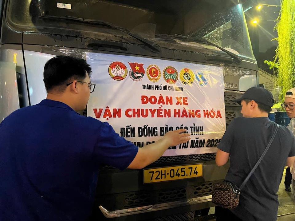 "Núi hàng" Nhà Văn hóa Thanh niên TP Hồ Chí Minh lên xe hướng về vùng lũ