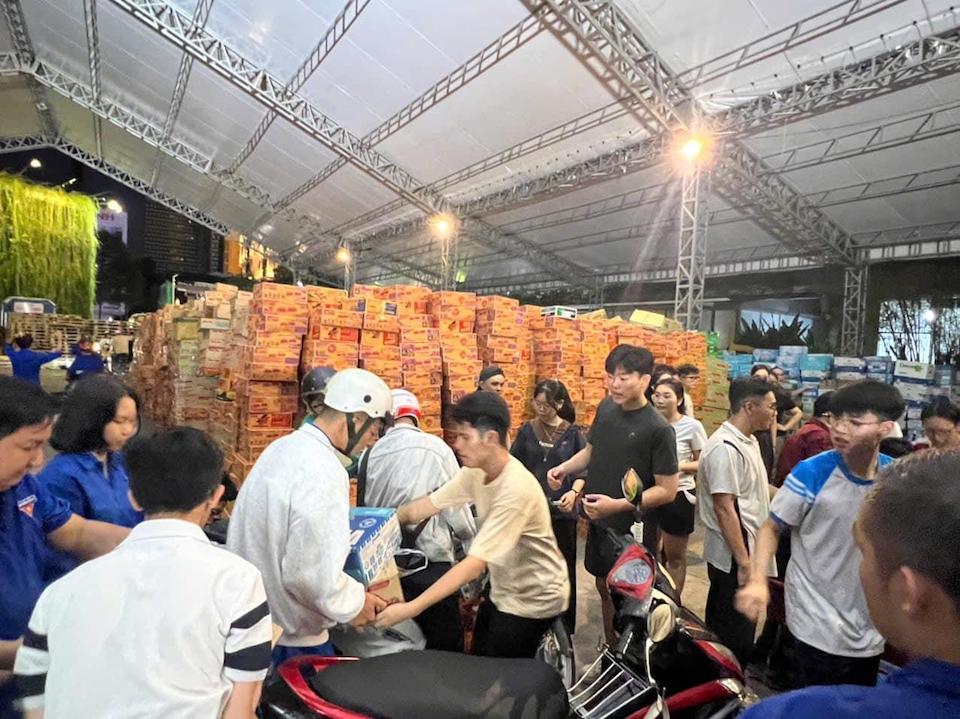 "Núi hàng" Nhà Văn hóa Thanh niên TP Hồ Chí Minh lên xe hướng về vùng lũ