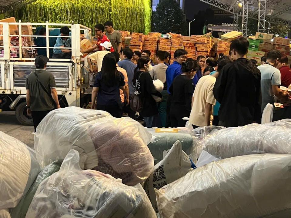 "Núi hàng" Nhà Văn hóa Thanh niên TP Hồ Chí Minh lên xe hướng về vùng lũ