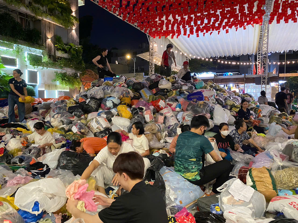 "Núi hàng" Nhà Văn hóa Thanh niên TP Hồ Chí Minh lên xe hướng về vùng lũ