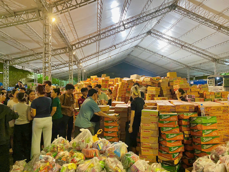 "Núi hàng" Nhà Văn hóa Thanh niên TP Hồ Chí Minh lên xe hướng về vùng lũ