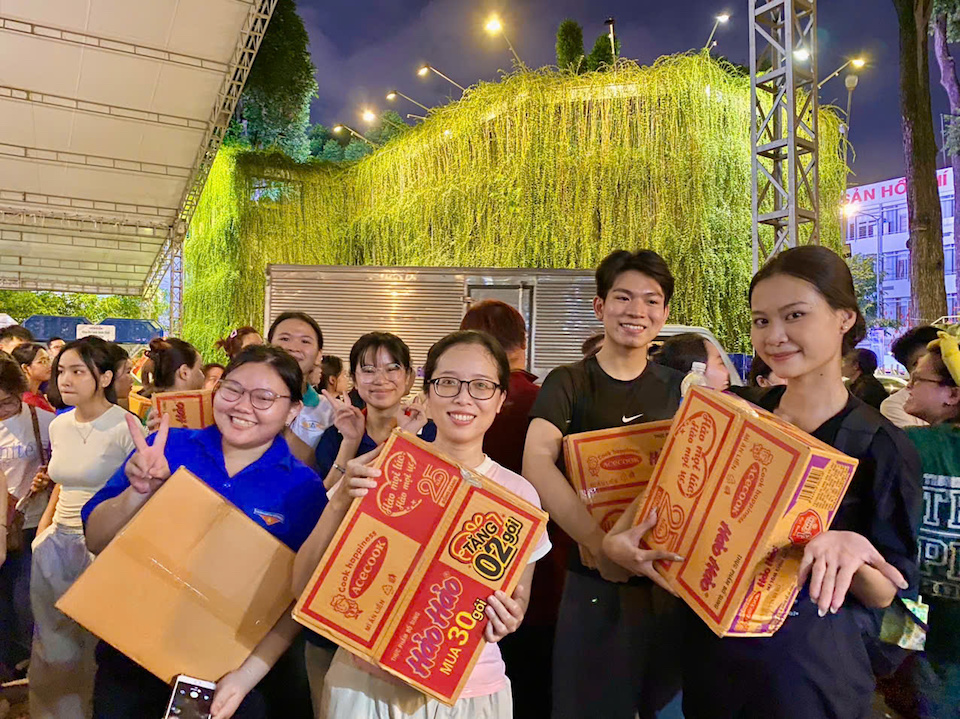 "Núi hàng" Nhà Văn hóa Thanh niên TP Hồ Chí Minh lên xe hướng về vùng lũ