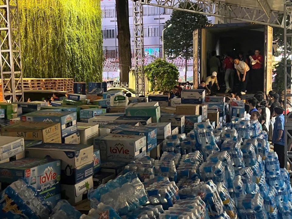 "Núi hàng" Nhà Văn hóa Thanh niên TP Hồ Chí Minh lên xe hướng về vùng lũ